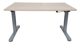 Zit/zit werkplek afm. 120x80 cm in hoogte verstelbaar d.m.v. een slinger. (ca. 62 - 82 cm) Bladkleur Ahorn en onderstel in kleur alu. 