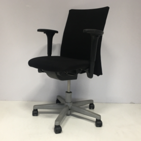 Bureaustoel in kleur zwart. (afbeelding, merk, type en uitvoering zijn indicatief)